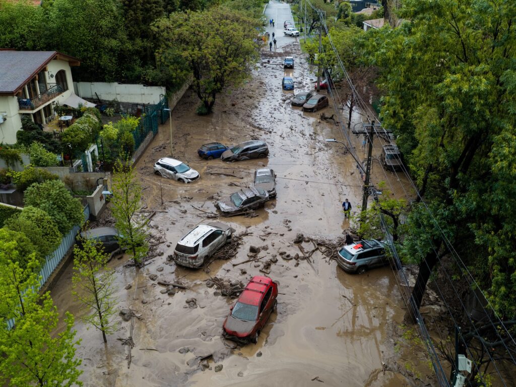 Chile |Un aluvión arrasó con todo a su paso y convirtió las calles en ríos.-