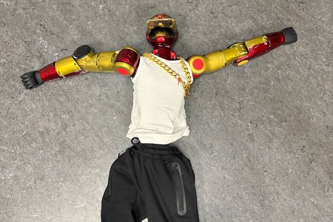 Alemania | Investigan a un robot humanoide por presunto acoso sexual a una adolescente.-