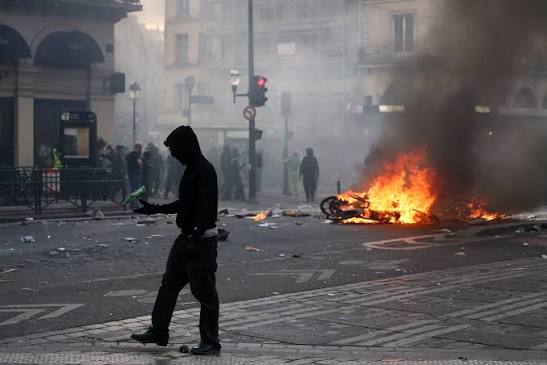 Francia | Estudiantes y trabajadores salieron a las calles contra el aumento del costo de vida.-