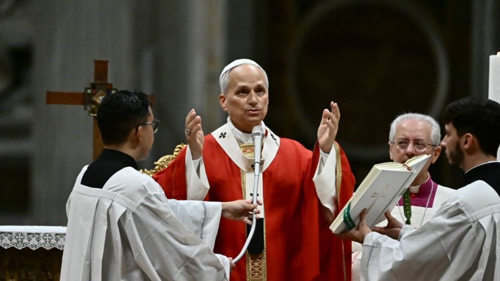El papa León XIV será operado por un nódulo detectado en uno de sus pulmones.-